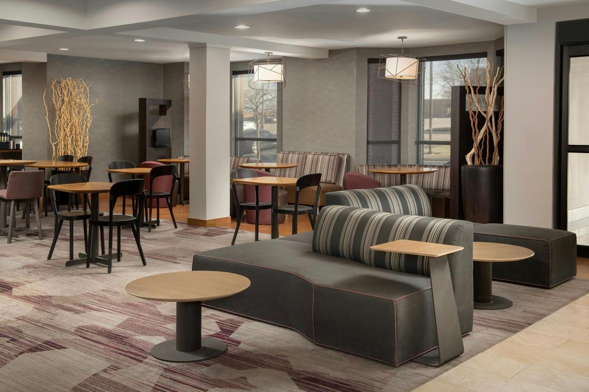 Courtyard By Marriott Dayton